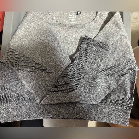 Aybl Cropped workout shirt - Picture 1 of 2